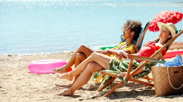 Bookbeat Lilo Beach Couple LS U Landscape.